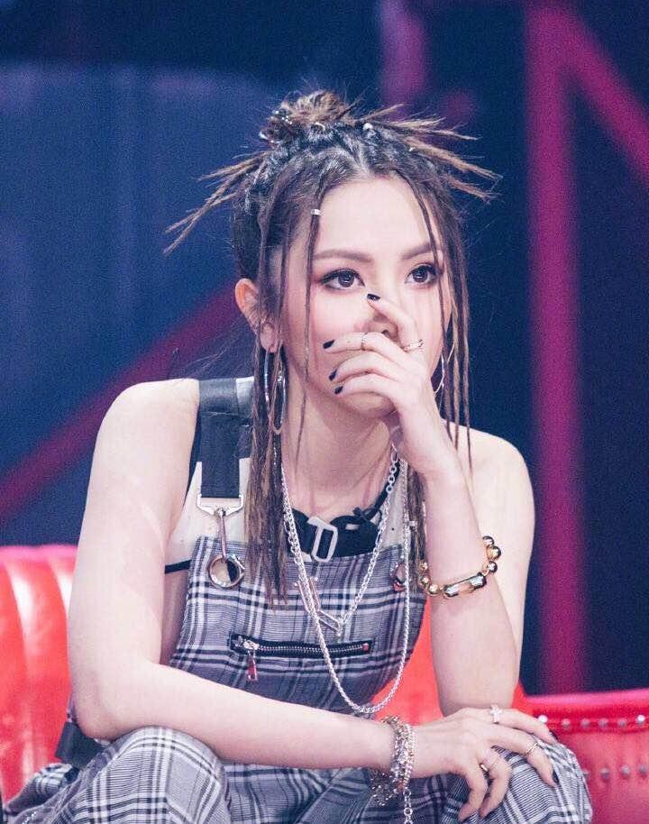 邓紫棋辫子头炫酷十足,和潘玮柏同框,眼神耐人寻味