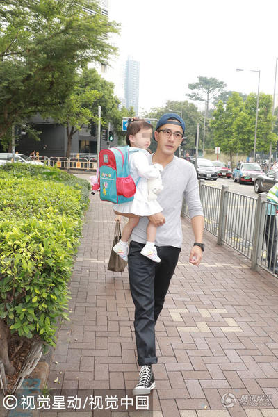 刘恺威接女儿放学 全程紧抱疼爱有加