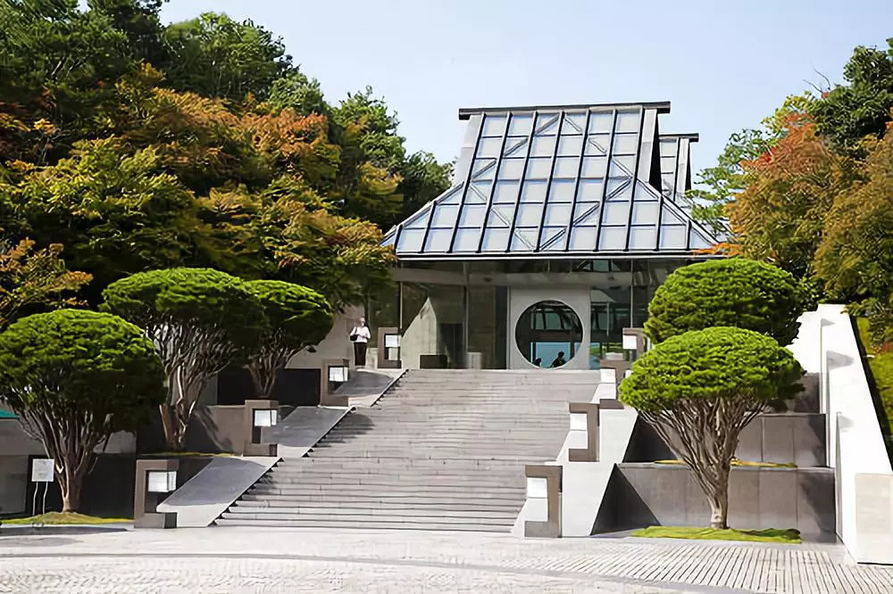 美秀美术馆 (miho museum) 是位于日本滋贺县甲贺市的私立美术馆.