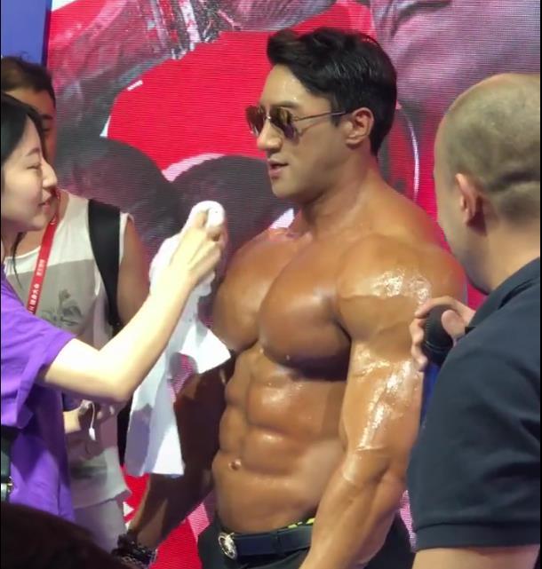 抖音走红最帅"肌肉男",堪比宋承宪,林更新,擦汗美女笑