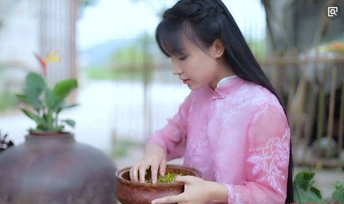 李子柒用葡萄皮染衣服,被同事模仿,网友笑喷:我的衣服啊!