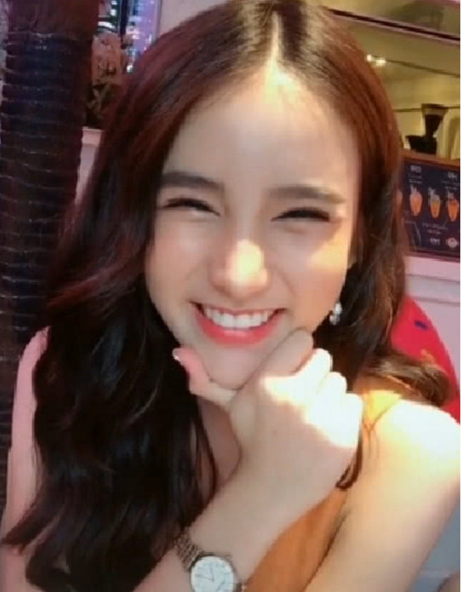 抖音最美丽的人妖女王,在发廊玩起了抖音,网友:这是男人?