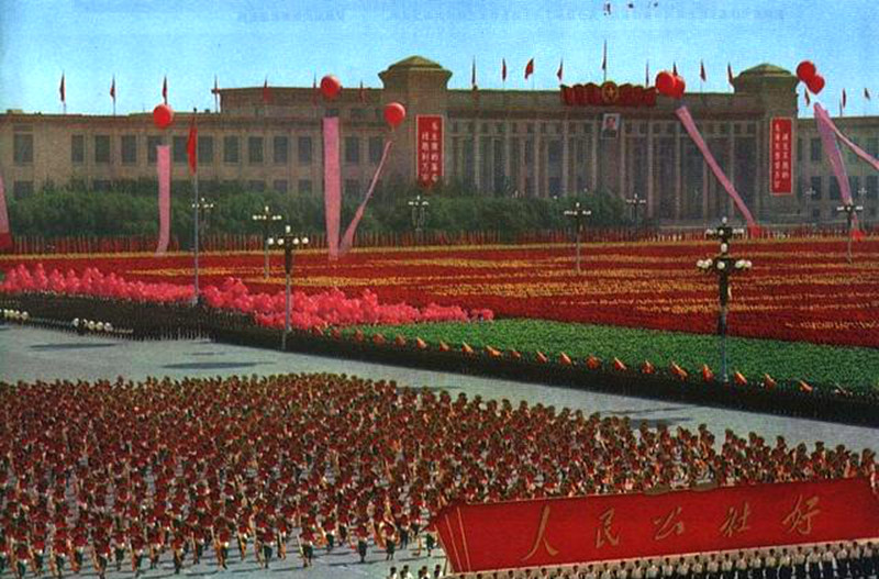 1969年国庆庆典,抬着"人民公社好"巨幅字标的游行队伍,跳着"丰收舞"