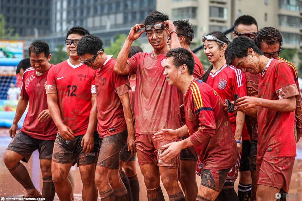北京泥浆足球赛 男女同场对决激情四射_学生时