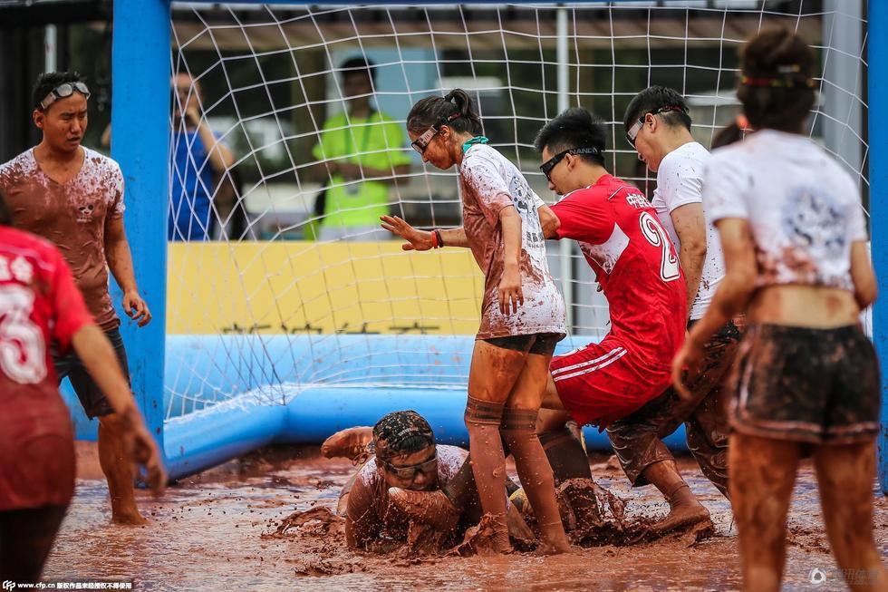 北京泥浆足球赛 男女同场对决激情四射_学生时