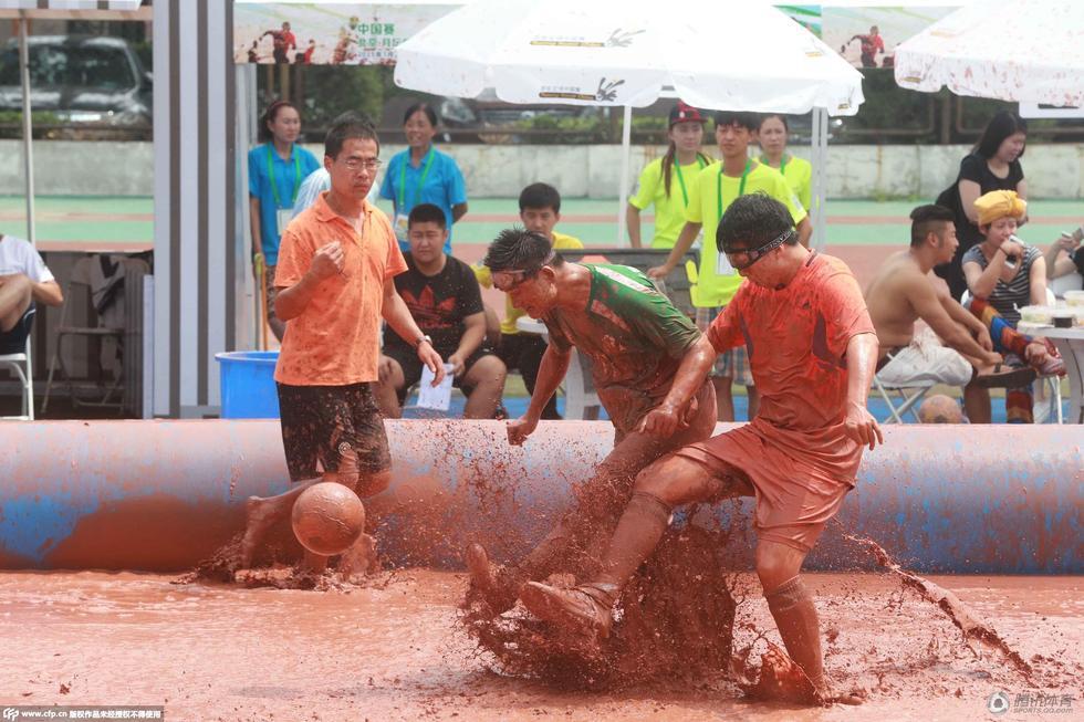 北京泥浆足球赛 男女同场对决激情四射_学生时