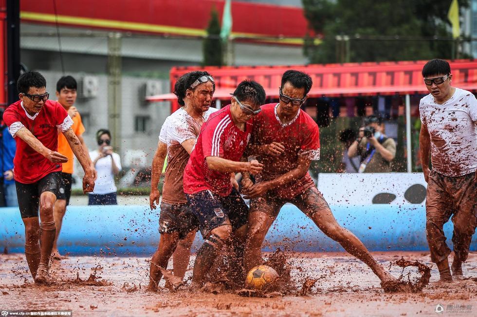 北京泥浆足球赛 男女同场对决激情四射_学生时