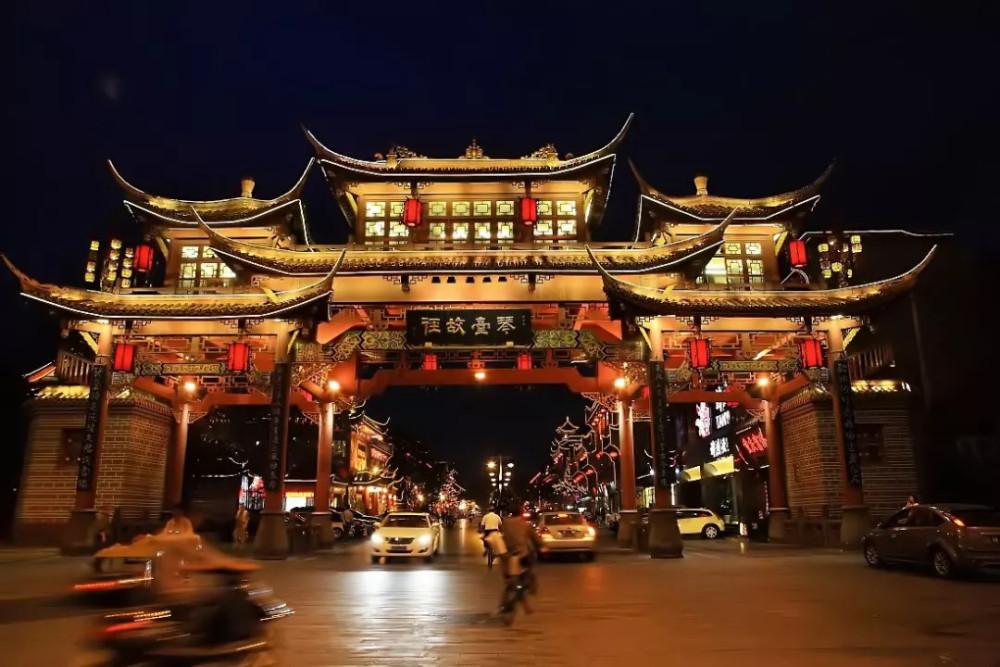 因楼身位于锦江边,故名"望江楼",现已成为成都标志性古建筑物