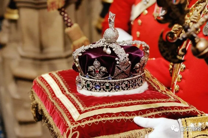 227颗大珍珠和超过两千八百多颗大大小小的钻石,被称为"帝国王冠"当之