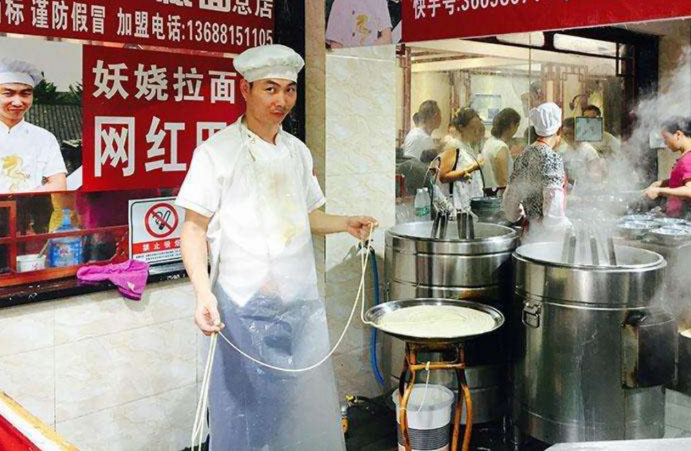 曾经火爆网络的"拉面哥",后自立门户生意惨淡,网友:太