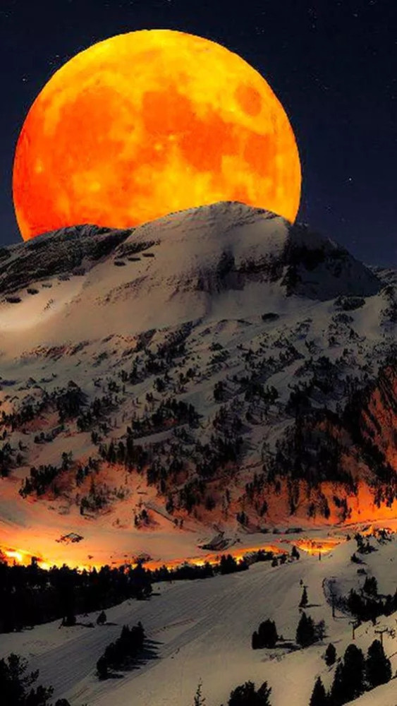 雪山上火红的月亮