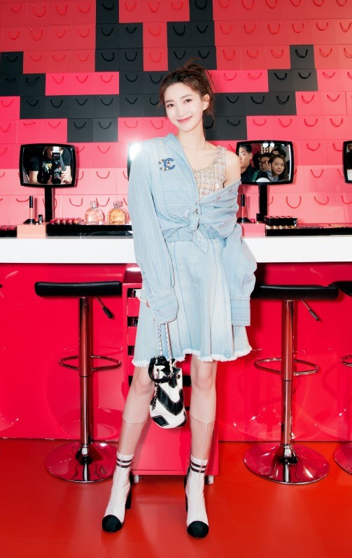 江疏影为了固定高跟鞋,用透明胶布卷了一圈,