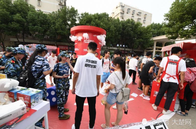 武汉一女大学生开学收66个快递 整间寝室都堆不下