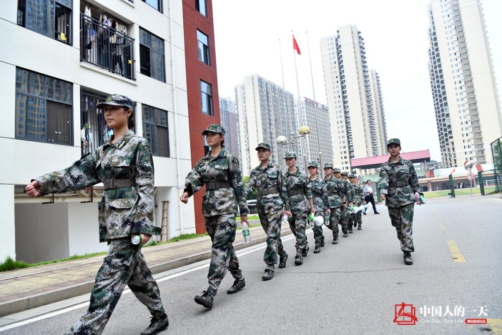 中国人的一天:湖南00后女大学生当教官 军训两天暴瘦8斤