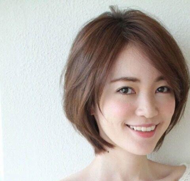 30岁的女人,还在留着成熟的大卷发?换上这3款"短发",很减龄