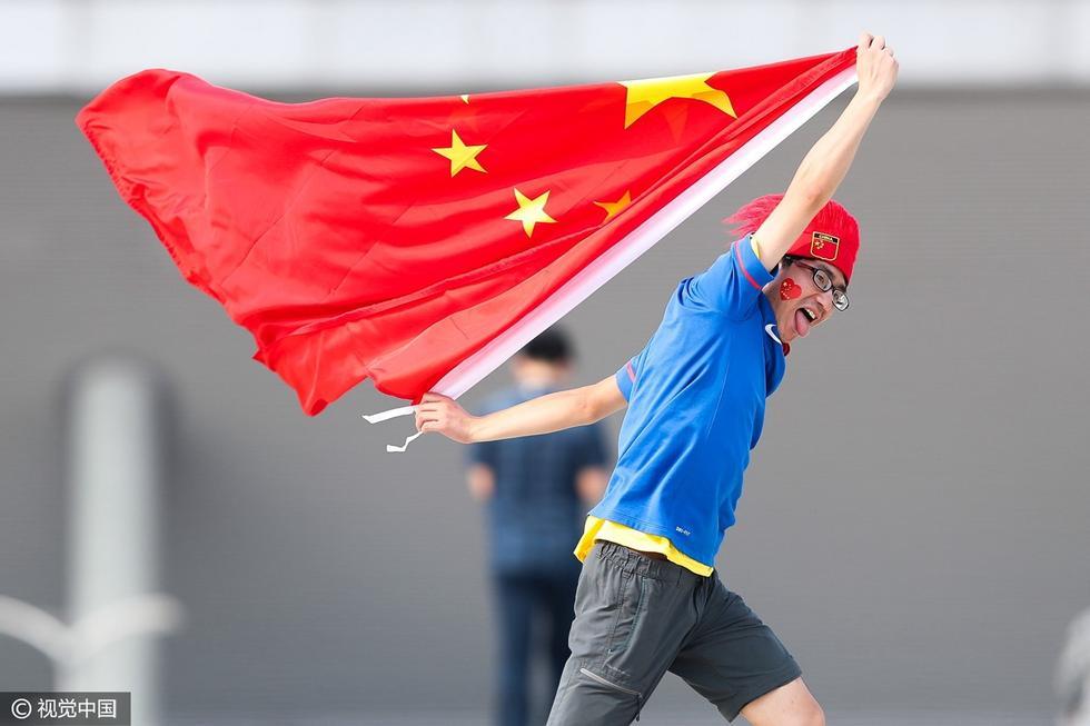 国足球迷穿龙鳞黄助威 美女齐斗艳