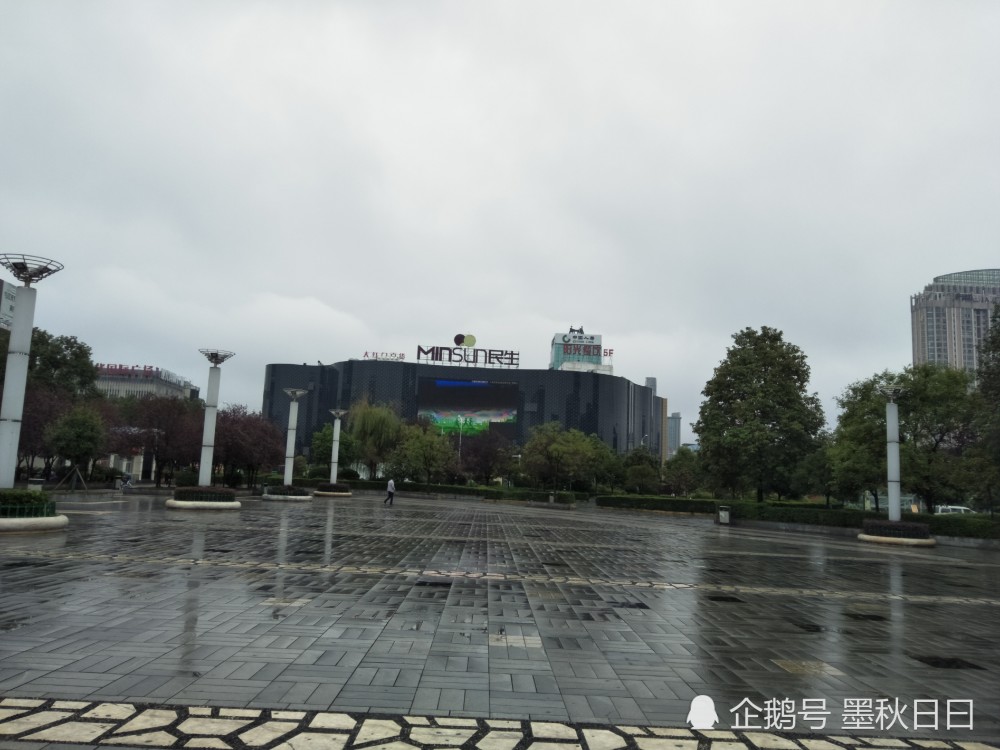 秋雨梧桐叶落时,在城市的最中央看汉中中心广场东西南北四个方向
