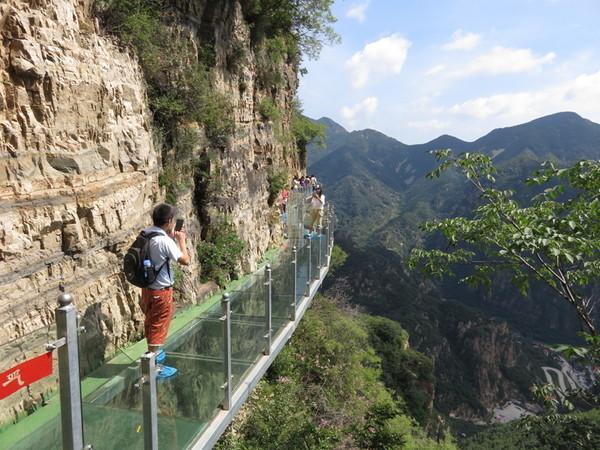 2,三渡云端玻璃栈道,吊桥 位置在三渡乐谷银滩风景区.