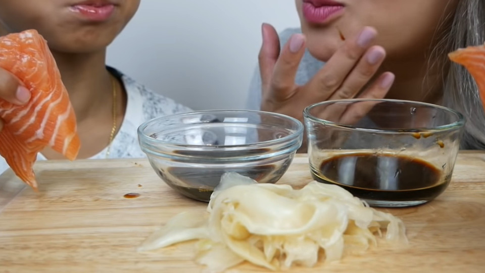 眼镜小孩带母亲吃播,超有爱,吃个三文鱼都是满