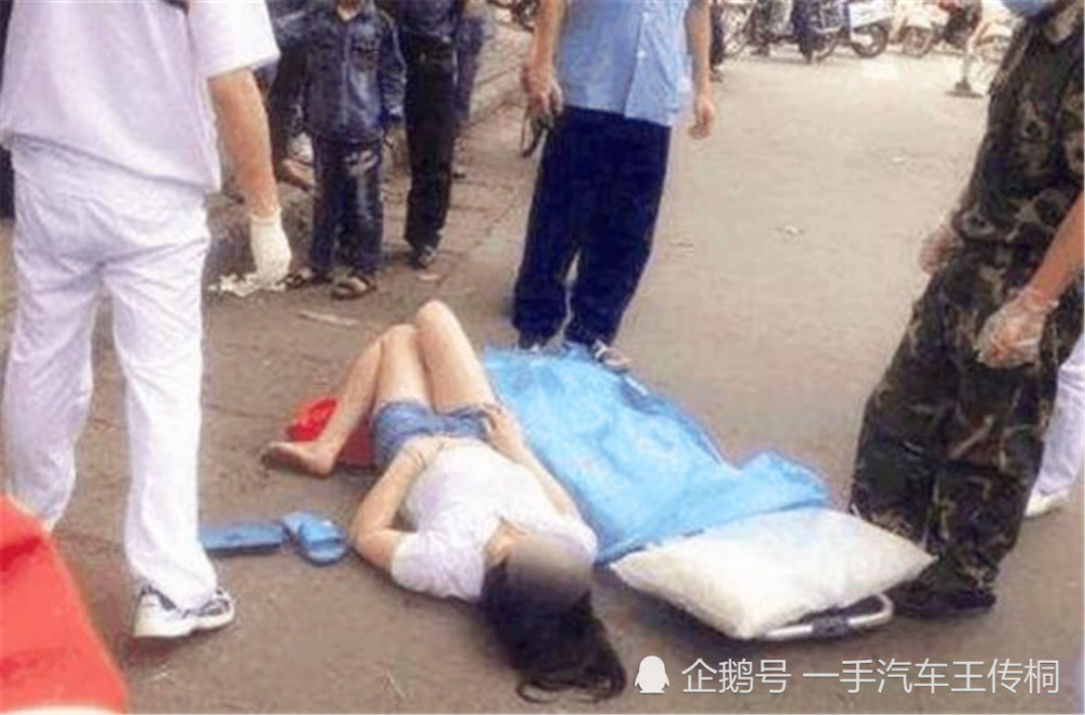 女子在路边晕倒快要死亡时,都没人敢救她,医生都觉得女子恶心!