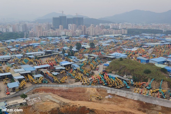 2013年11月20日,深圳福永凤凰建筑机械交易市场.(视觉中国/图)