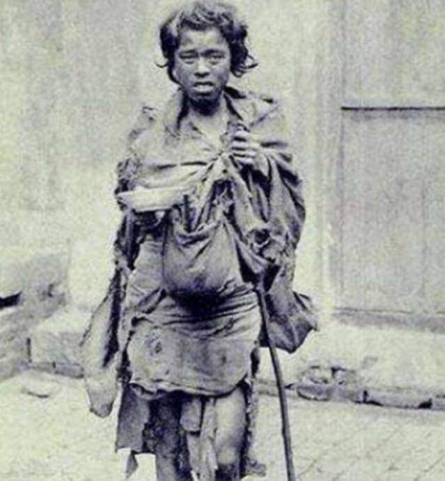 图为清末的街头乞丐,衣着破烂,骨瘦如柴,并没有像电视中的丐帮那般