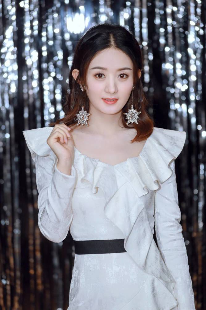 赵丽颖穿上小白裙,瞬间变成小仙女,仙气十足