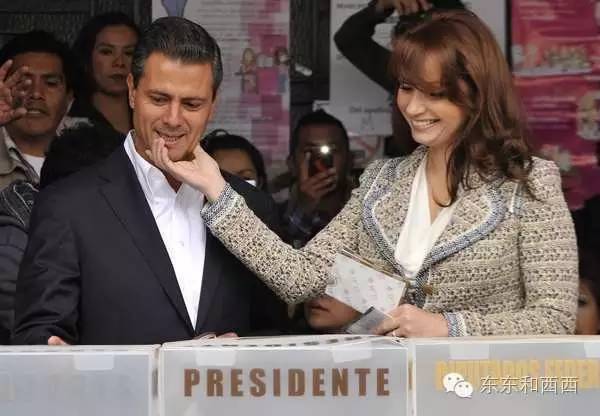 长得像郭富城 娶一线女星 看看这总统有多大能