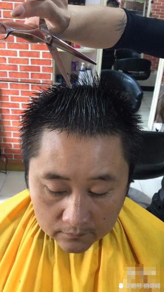 沧桑的大哥去理发,剃了个寸头后秒变社会人,网友:人狠话不多