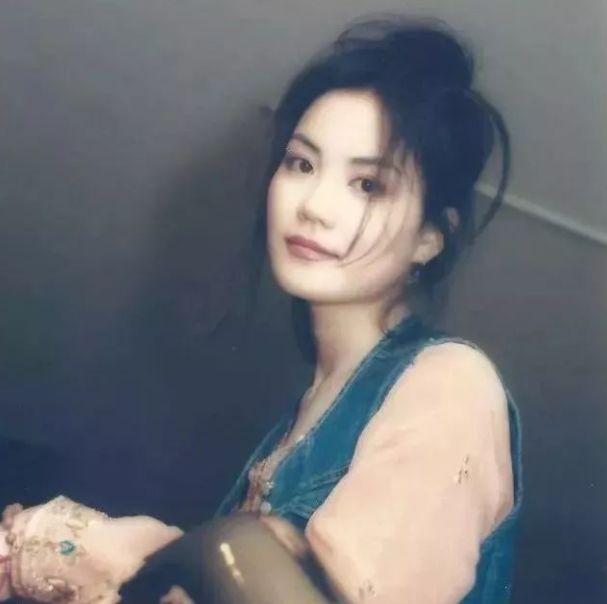 王菲是一名中国香港歌手,为啥一直在居住在北京呢?