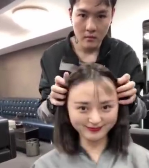 短发妹子被理发师撩开头发,直接露出了大饼脸