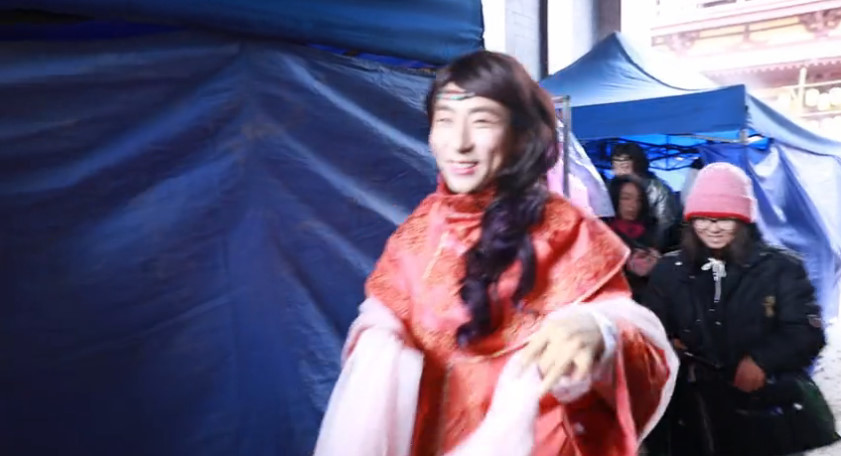 男扮女装的辣眼画风,白客挑战自己活吃虫子.