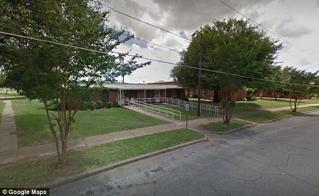 小婴儿父亲吸毒而亡 女警花怀抱安慰