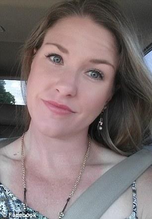 小婴儿父亲吸毒而亡 女警花怀抱安慰