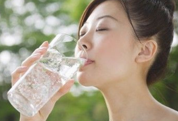 “喝水减肥法”彻底火了，每天这样喝一喝，跟赘肉说拜拜!