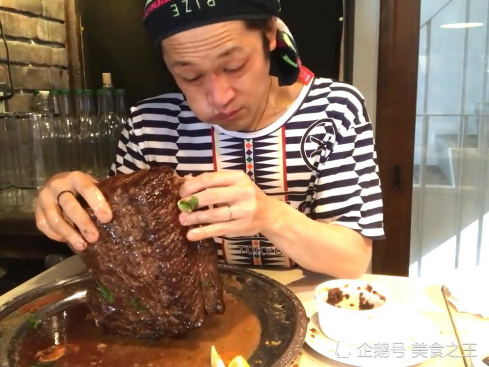 日本大胃王铃木吃10斤手撕牛排,撕下一块直接