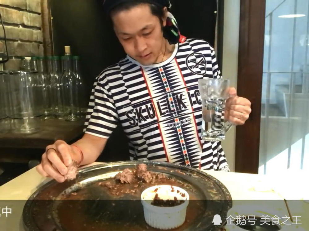 日本大胃王铃木吃10斤手撕牛排,撕下一块直接