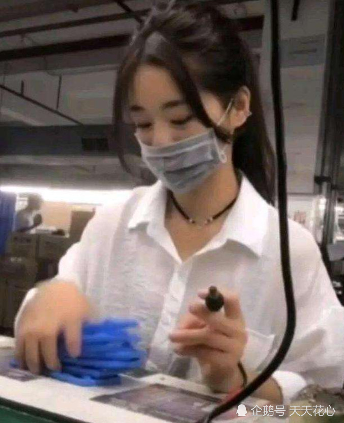 抖音美女戴口罩清纯甜美,自称长得丑,网友:鼻子毁全脸