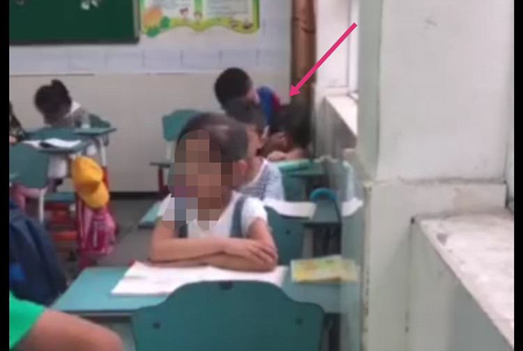 小学男生上课期间在教室里当众小便,并干扰女同学,老师全程无视