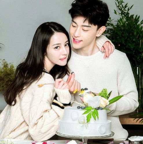 邓伦变大众情人,组cp莫名配一脸,网友:杨紫没