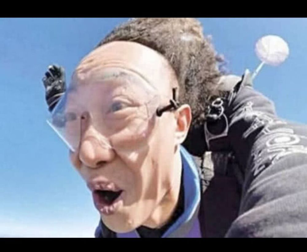 照片里的人大家应该都非常熟悉,他是陈奕迅,这是他跳伞的一张照片