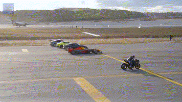 参加比赛的包括3辆超级跑车,特斯拉p100dl,阿斯顿马丁new vantage和