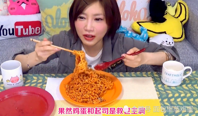 大胃王木下生生被吃哭的火鸡面,网友:说不辣的