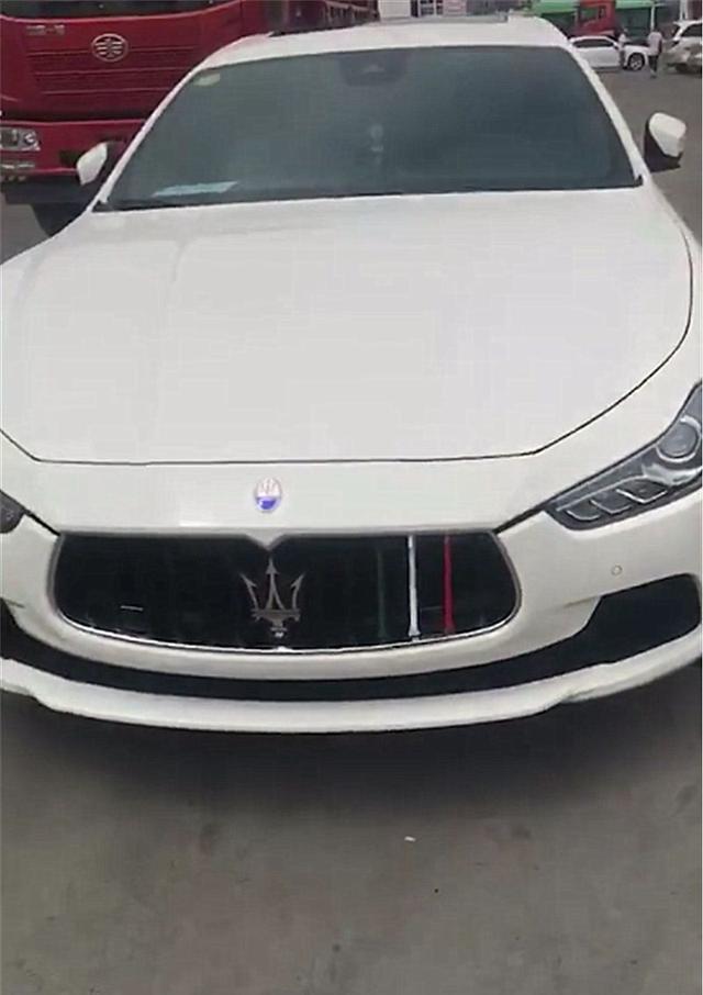 洛阳一男子买玛莎拉蒂之后,却车管上牌,结果摇中8888车牌!