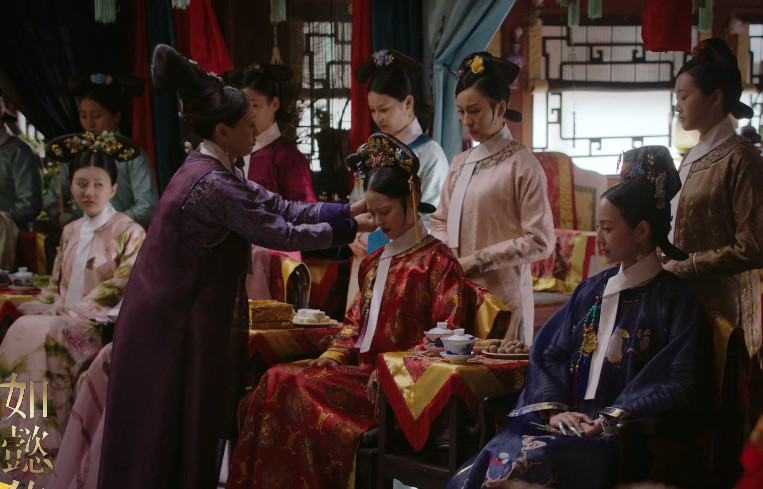 《如懿传》催泪时刻:容佩送如懿上路后,选择自尽殉主