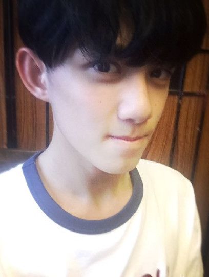 <em>吴磊</em>刘海太长该剪了 <em>发型</em>可参照楼上_学生时代