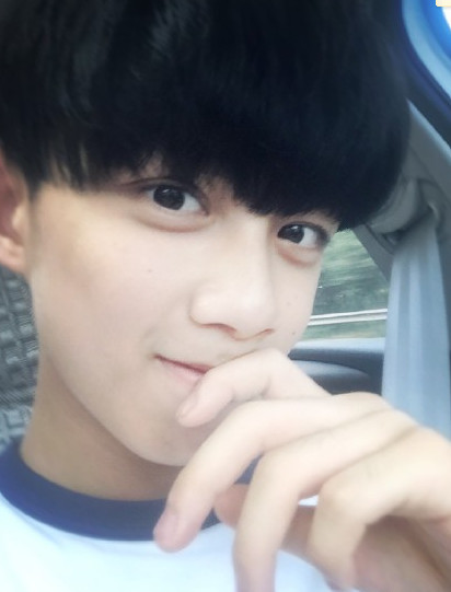 <em>吴磊</em>刘海太长该剪了 <em>发型</em>可参照楼上_学生时代