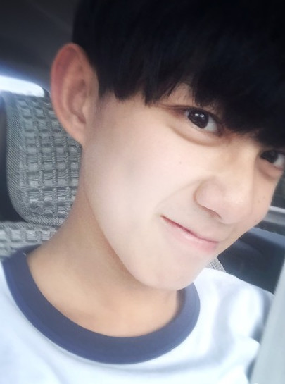 <em>吴磊</em>刘海太长该剪了 <em>发型</em>可参照楼上_学生时代