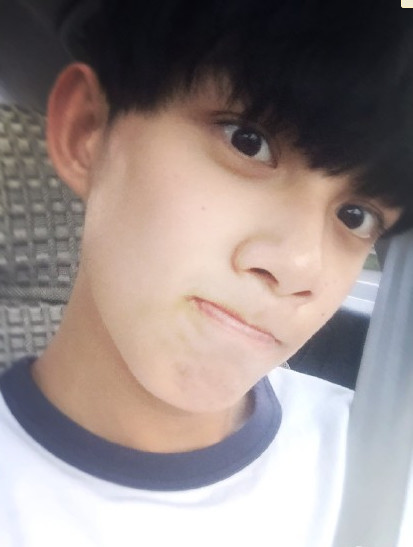 <em>吴磊</em>刘海太长该剪了 <em>发型</em>可参照楼上_学生时代