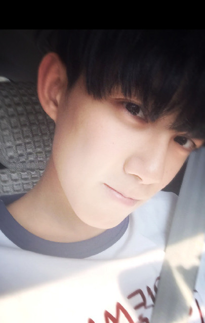 <em>吴磊</em>刘海太长该剪了 <em>发型</em>可参照楼上_学生时代